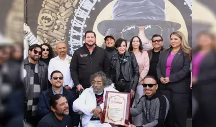 Entrega presidente municipal Ismael Burgueo las llaves de la ciudad al guitarri