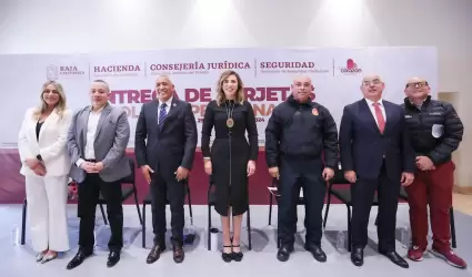 Entrega gobernadora Marina del Pilar hist�ricas primeras tarjetas de pensi�n a p