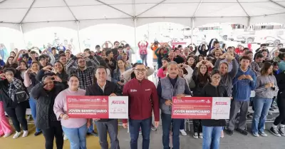 Entregan becas JOBEC a jvenes de preparatoria y universidad en el estado