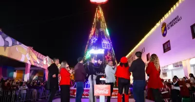 Participa gobernadora Marina del Pilar en tradicional encendido de rbol Coca-Co