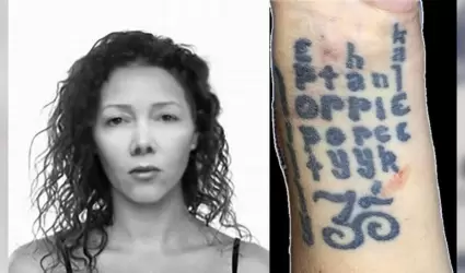 Mujer con el tatuaje escrito