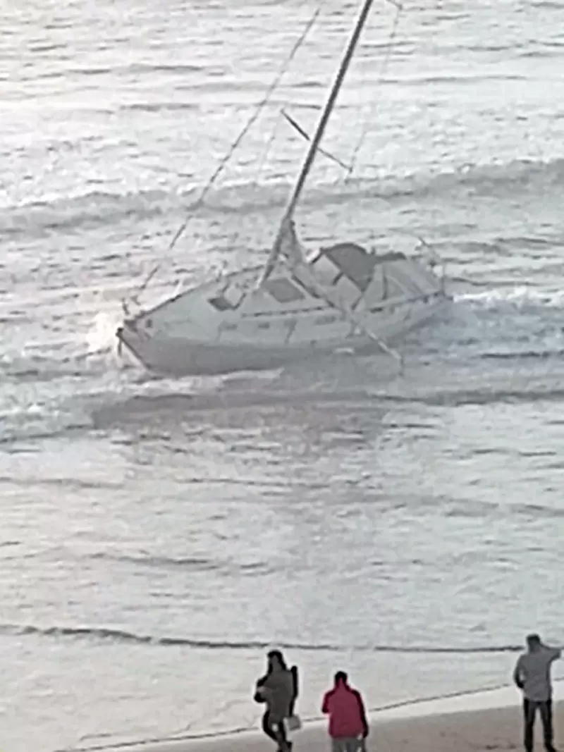 Velero encallado en playas de Tijuana es rescatado por la Marina