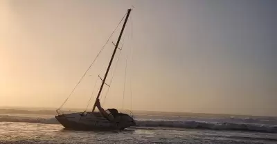 Velero encallado en playas de Tijuana es rescatado por la Marina