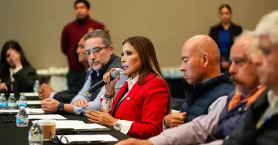 Toma Claudia Agatn protesta a director y presidenta de Proturismo de Ensenada