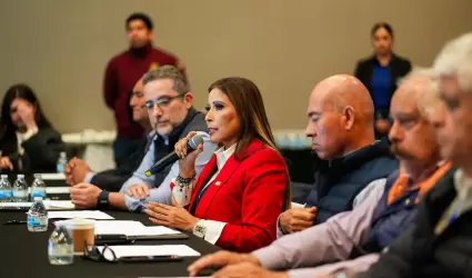 Toma Claudia Agatn protesta a director y presidenta de Proturismo de Ensenada