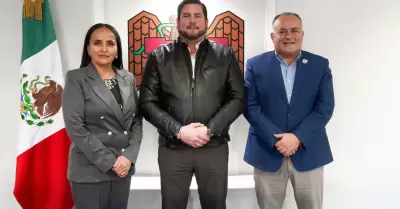 Se rene presidente municipal de Tijuana, Ismael Burgueo, con representantes si