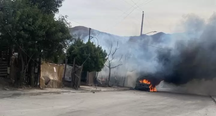 Vehculo se incendi frente a plantel educativo en fraccionamiento El Nio