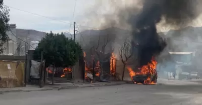 Vehculo se incendi frente a plantel educativo en fraccionamiento El Nio