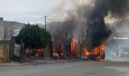 Vehculo se incendi frente a plantel educativo en fraccionamiento El Nio