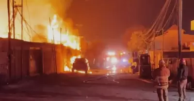 Bomberos combaten incendio de gran magnitud en tarimera del Ejido Matamoros