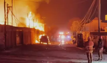 Bomberos combaten incendio de gran magnitud en tarimera del Ejido Matamoros