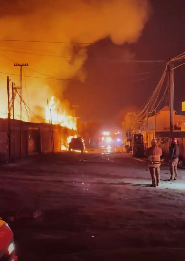 Bomberos combaten incendio de gran magnitud en tarimera del Ejido Matamoros