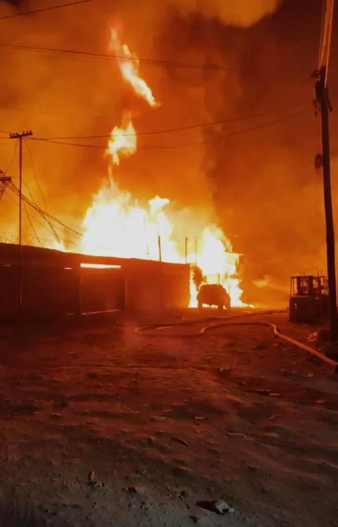 Bomberos combaten incendio de gran magnitud en tarimera del Ejido Matamoros