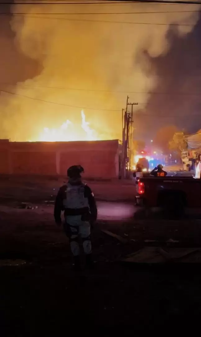 Bomberos combaten incendio de gran magnitud en tarimera del Ejido Matamoros