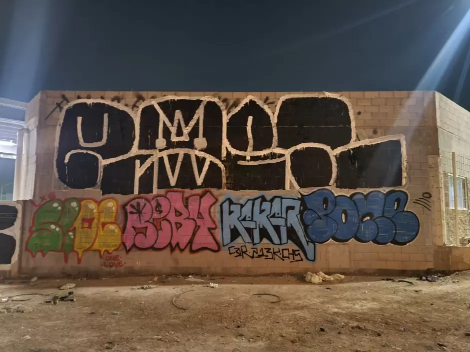 Detenidos por daos en propiedad ajena tras pintar graffiti