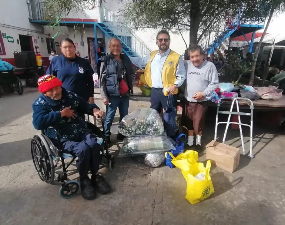 Dona Club de Leones de Tijuana despensas y cobijas a asilo "El Refugio"