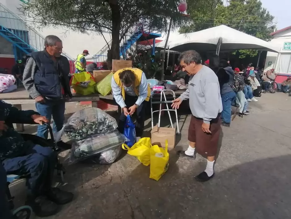 Dona Club de Leones de Tijuana despensas y cobijas a asilo "El Refugio"