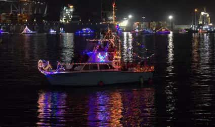 Desfile de luces de embarcaciones