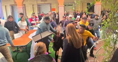 Alcalde se escapa en su toma de protesta