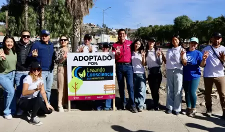 Escuela "Creando Conciencia" adopta Plaza Bicentenario