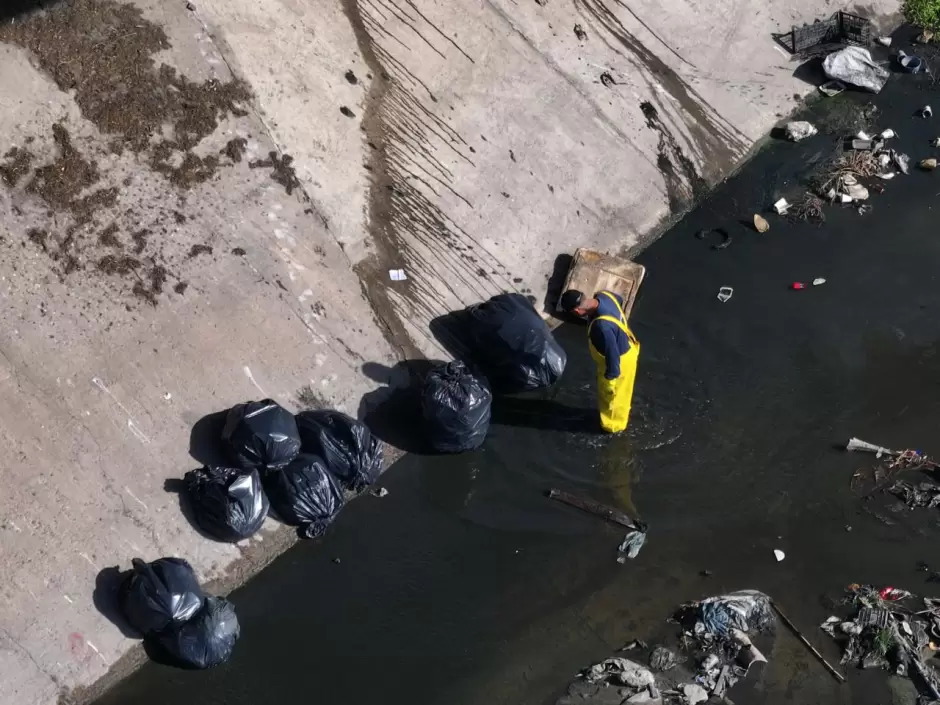 Contaminacin en la canalizacin del Ro Tijuana