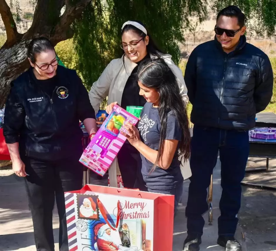 Presidenta Roco Adame lleva la magia de la Navidad a la comunidad El Morro