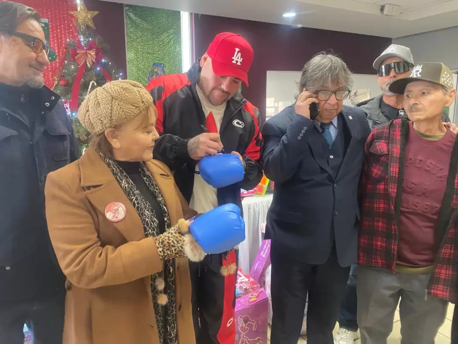 Entrega boxeador Andy Ruz juguetes a DIF Ensenada