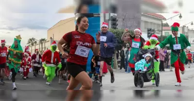 Familias participan en la primera carrera de Santa Claus en Tecate