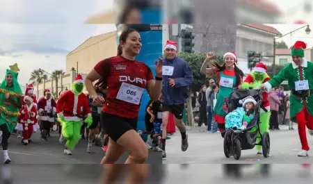 Familias participan en la primera carrera de Santa Claus en Tecate