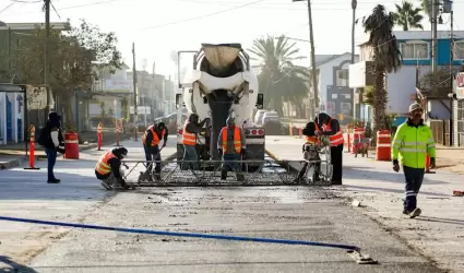 Reanuda Gobierno de Ensenada pavimentaci�n de la calle Mina en la colonia Aviaci