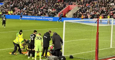 El arquero polaco Lukasz Fabianski tuvo un fuerte choque con el defensor rival N