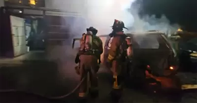 Choca contra vivienda y se incendia vehculo