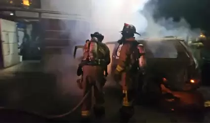 Choca contra vivienda y se incendia vehculo