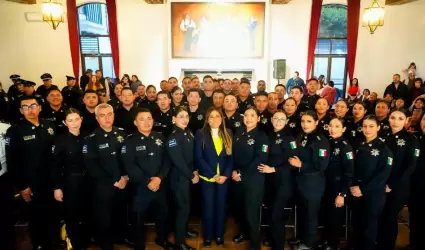 Toma protesta alcaldesa Claudia Agat�n a 50 nuevos elementos de la Polic�a Munic
