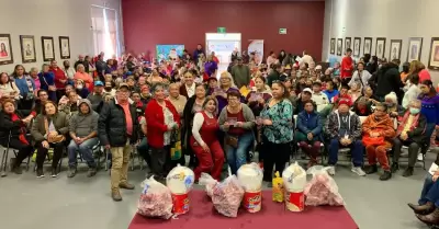 Reciben 200 adultos mayores apoyo de DIF Tijuana para elaborar cena de ao nuevo