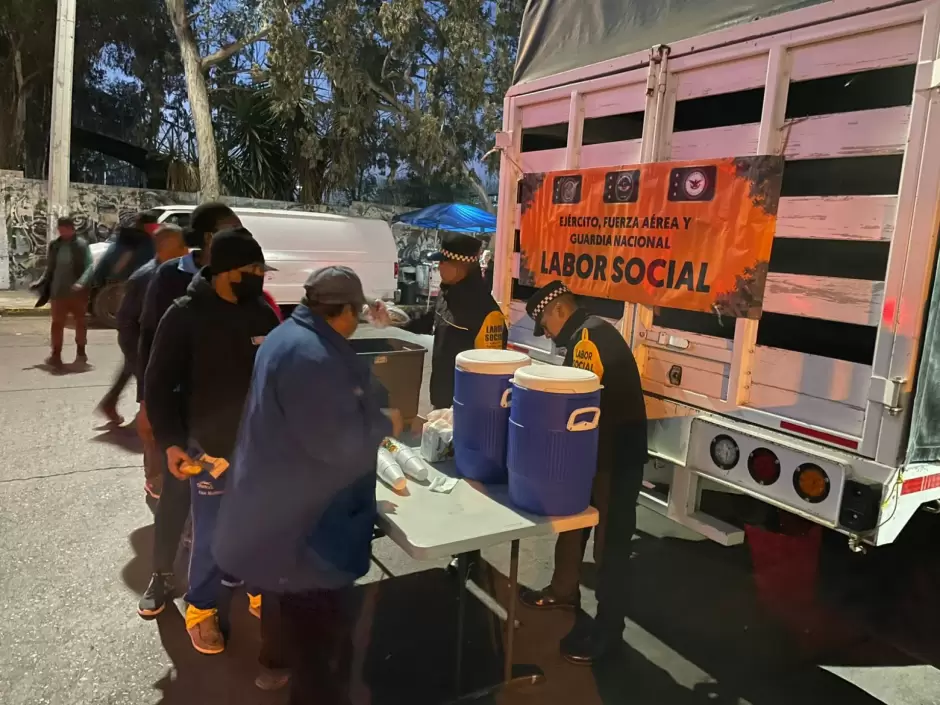 Guardia Nacional reparte caf y pan en Tijuana como labor social