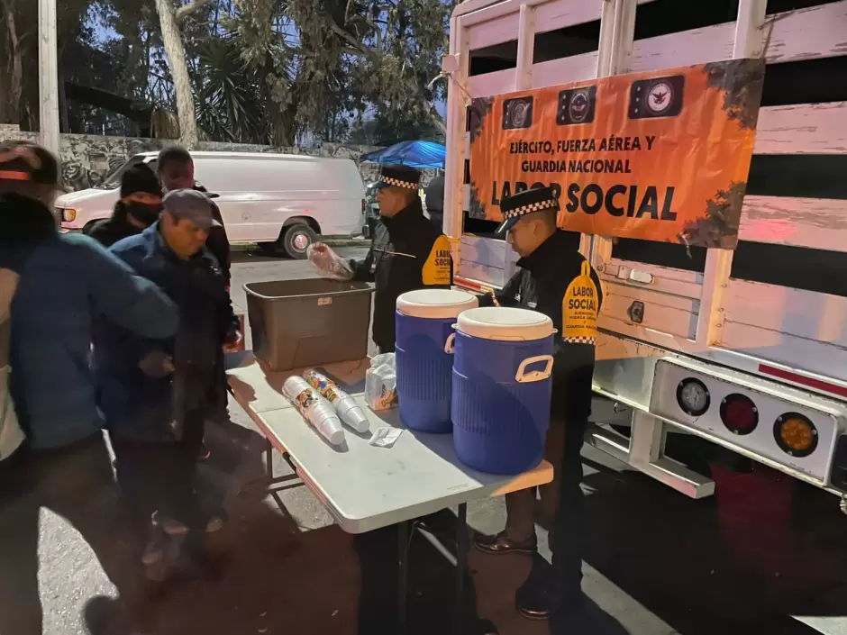 Guardia Nacional reparte caf y pan en Tijuana como labor social