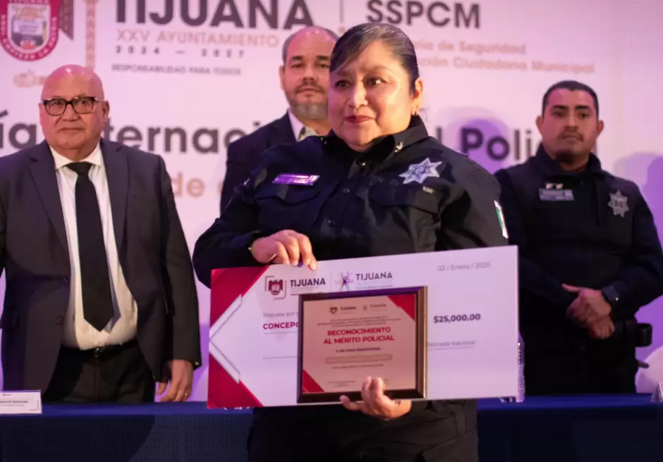 Condecora alcalde Ismael Burgueo Ruiz a policas municipales de Tijuana