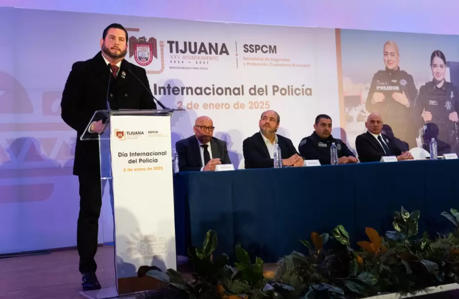 Condecora alcalde Ismael Burgueo Ruiz a policas municipales de Tijuana