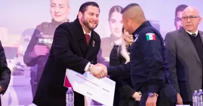 Condecora alcalde Ismael Burgueo Ruiz a policas municipales de Tijuana