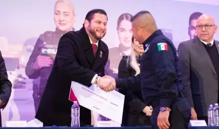 Condecora alcalde Ismael Burgueo Ruiz a policas municipales de Tijuana