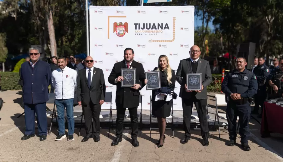 Entrega presidente municipal Ismael Burgueo unidades patrulla y armamento a la polica municipal