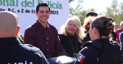 Entrega Romn Cota uniformes a policas municipales en su da