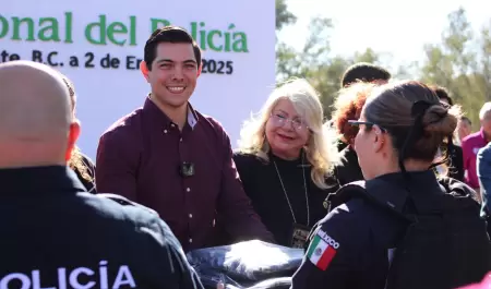 Entrega Romn Cota uniformes a policas municipales en su da