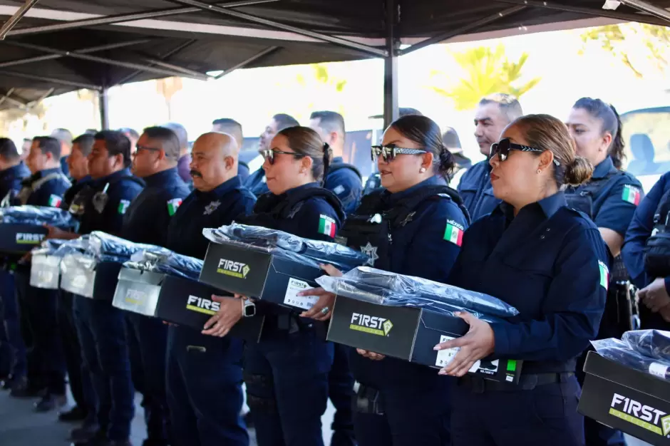 Entrega Romn Cota uniformes a policas municipales en su da