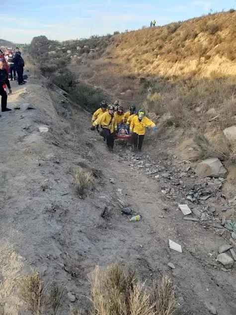 Rescatan a cuatro personas tras cada de vehculo a un barranco en Tijuana