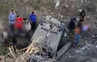 Rescatan a cuatro personas tras cada de vehculo a un barranco en Tijuana