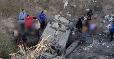 Rescatan a cuatro personas tras cada de vehculo a un barranco en Tijuana