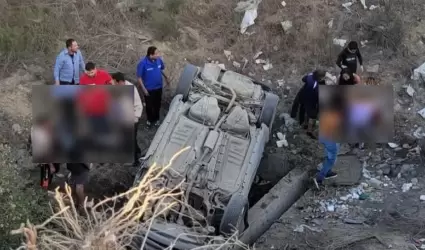 Rescatan a cuatro personas tras cada de vehculo a un barranco en Tijuana