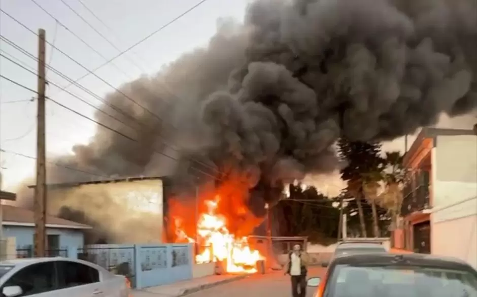 Incendio consume vivienda abandonada sin dejar lesionados